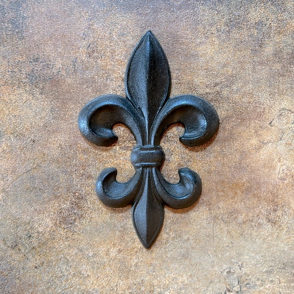 Cast Iron Fleur de Lis Wall Decor - Picture 1 of 3